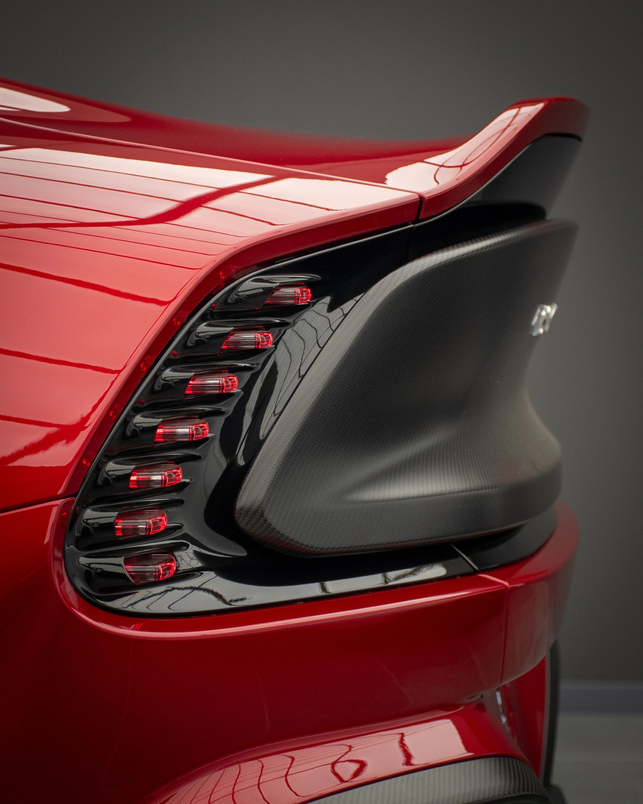 Aston Martin Vanquish 2025 side