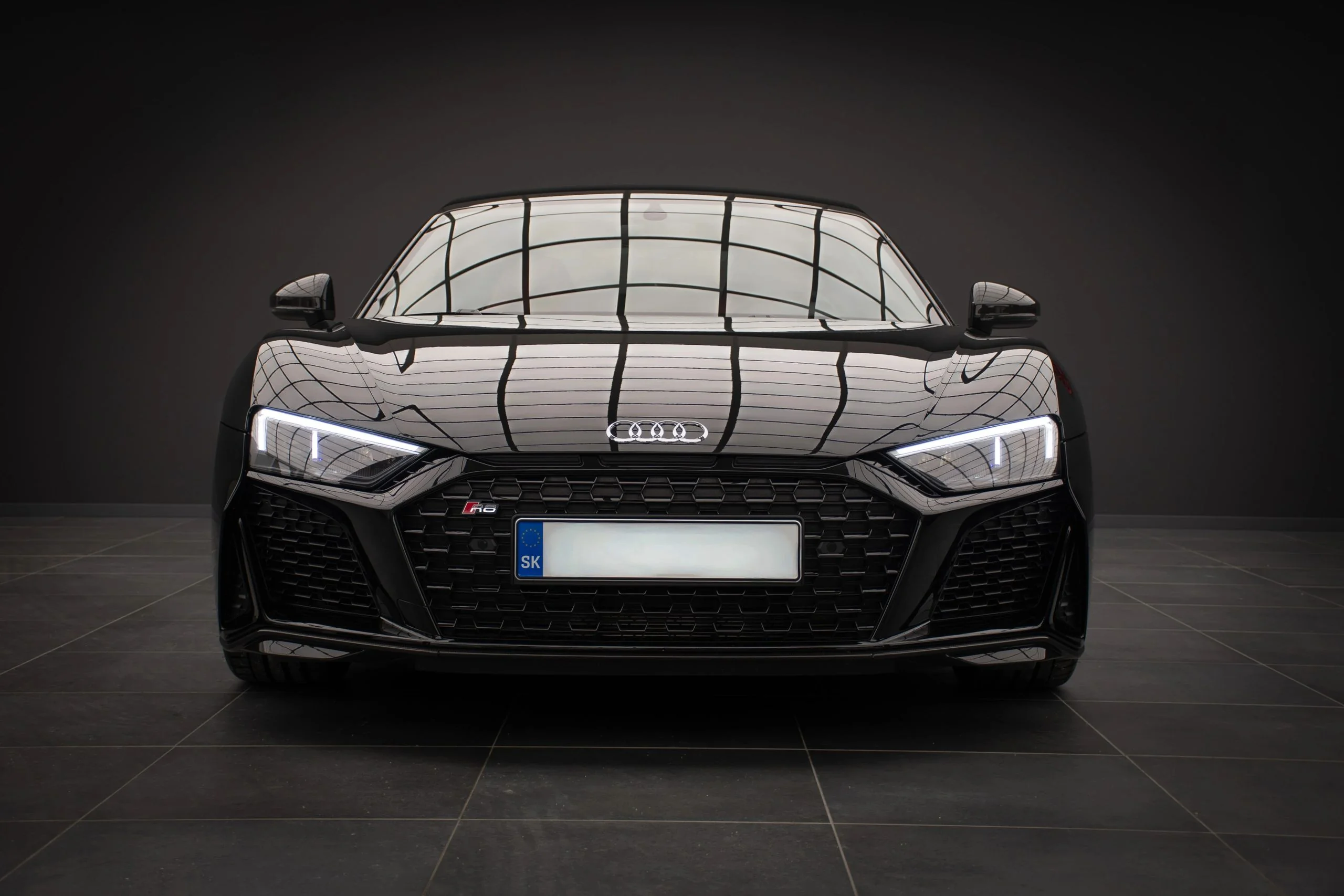 Audi R8 V10 front three-quarter view