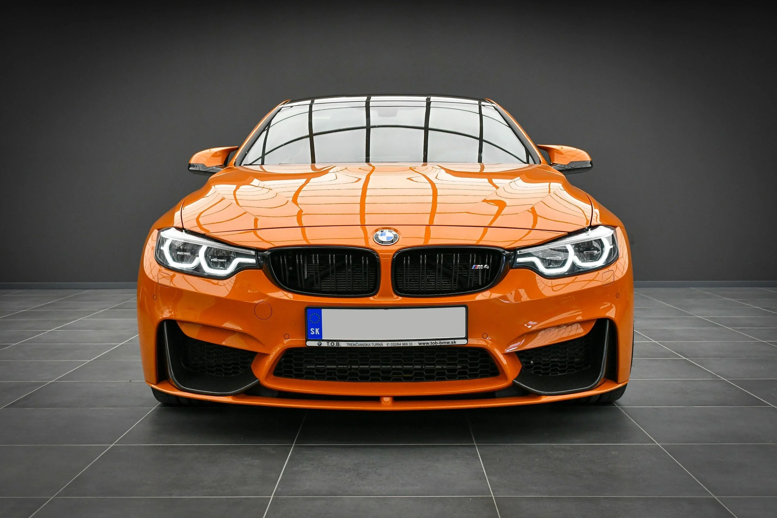 BMW M4 Competition 2018 front three-quarter view