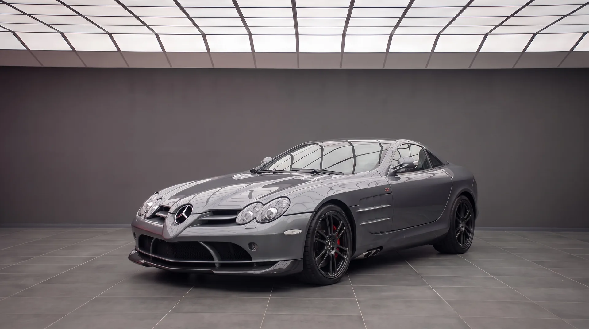 Mercedes-Benz SLR McLaren 722 Edition in dark grey, front three-quarter view with black wheels and red brake callipers