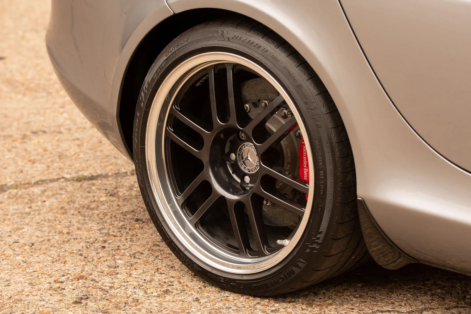 Mercedes-Benz SLR McLaren 722 Edition wheel detail with Michelin 295/30 ZR19 tyre, dark spokes and red brake calliper