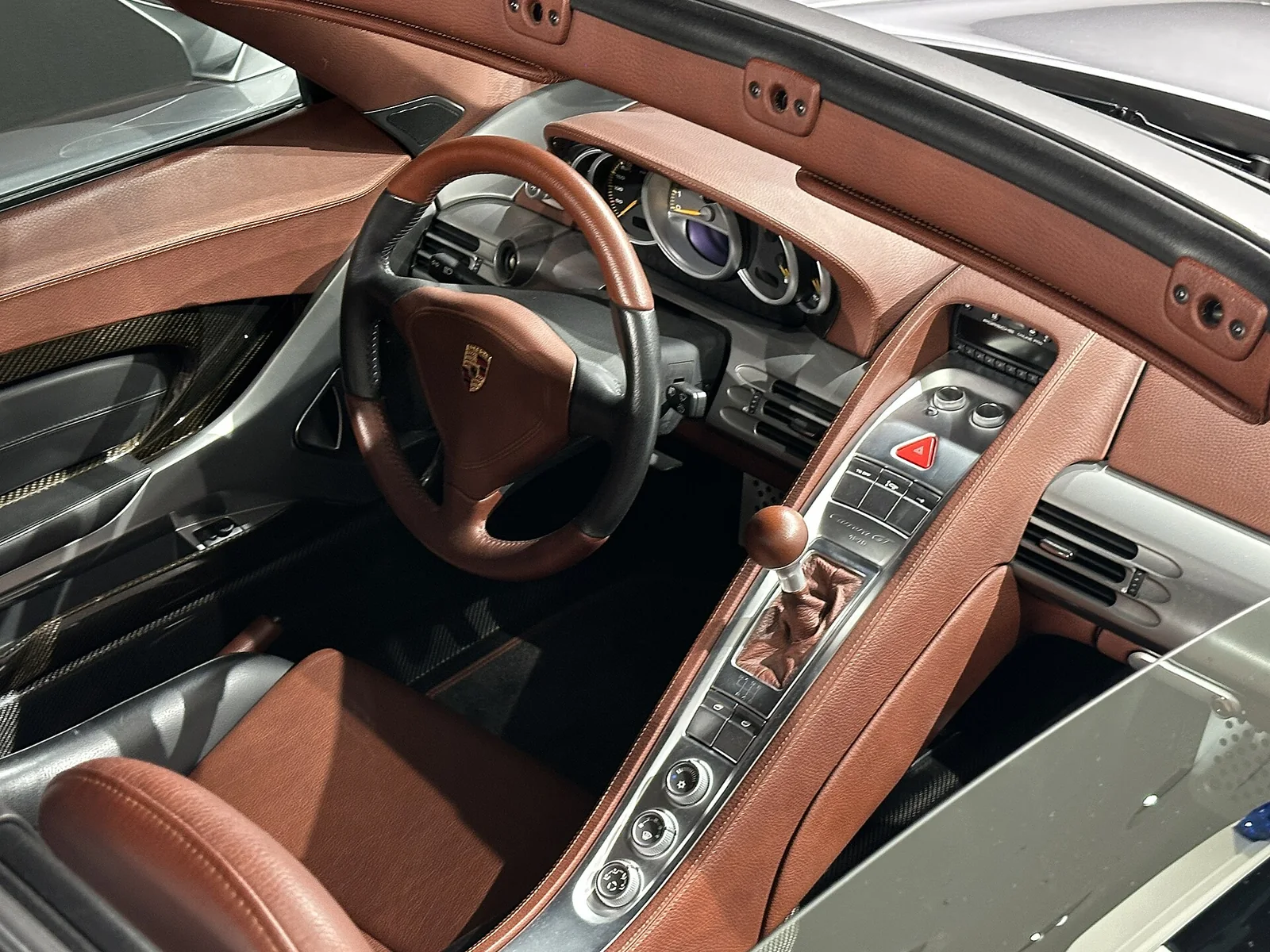 Porsche Carrera GT interior with brown leather, rising centre console and a beechwood-topped six-speed manual shift knob