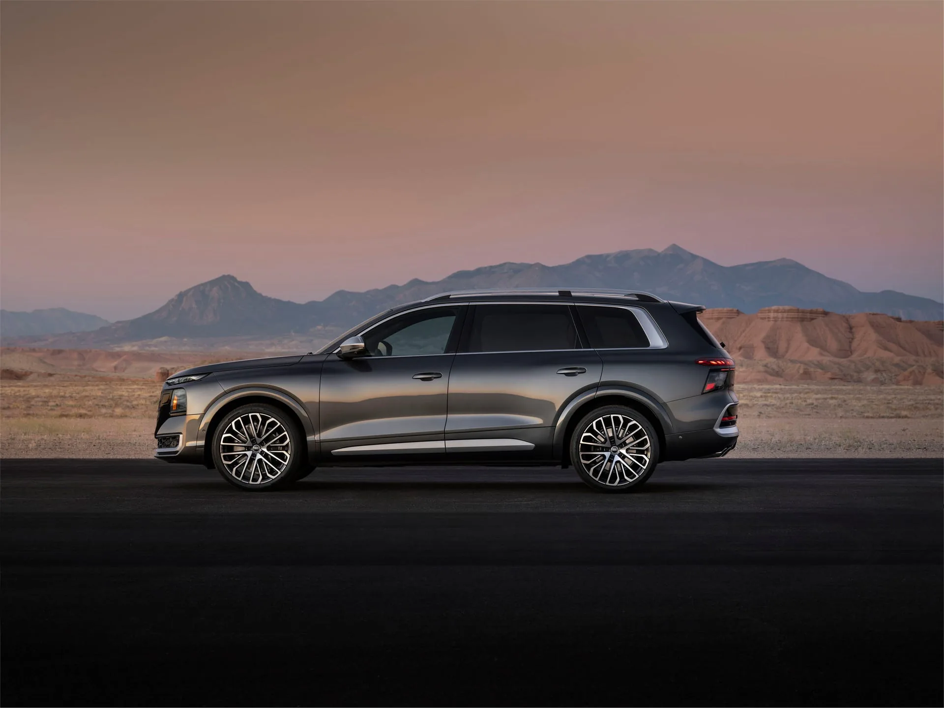 Audi SQ9 side profile at sunset — 5,309 mm long, 3,137 mm wheelbase, 22-inch alloy wheels standard