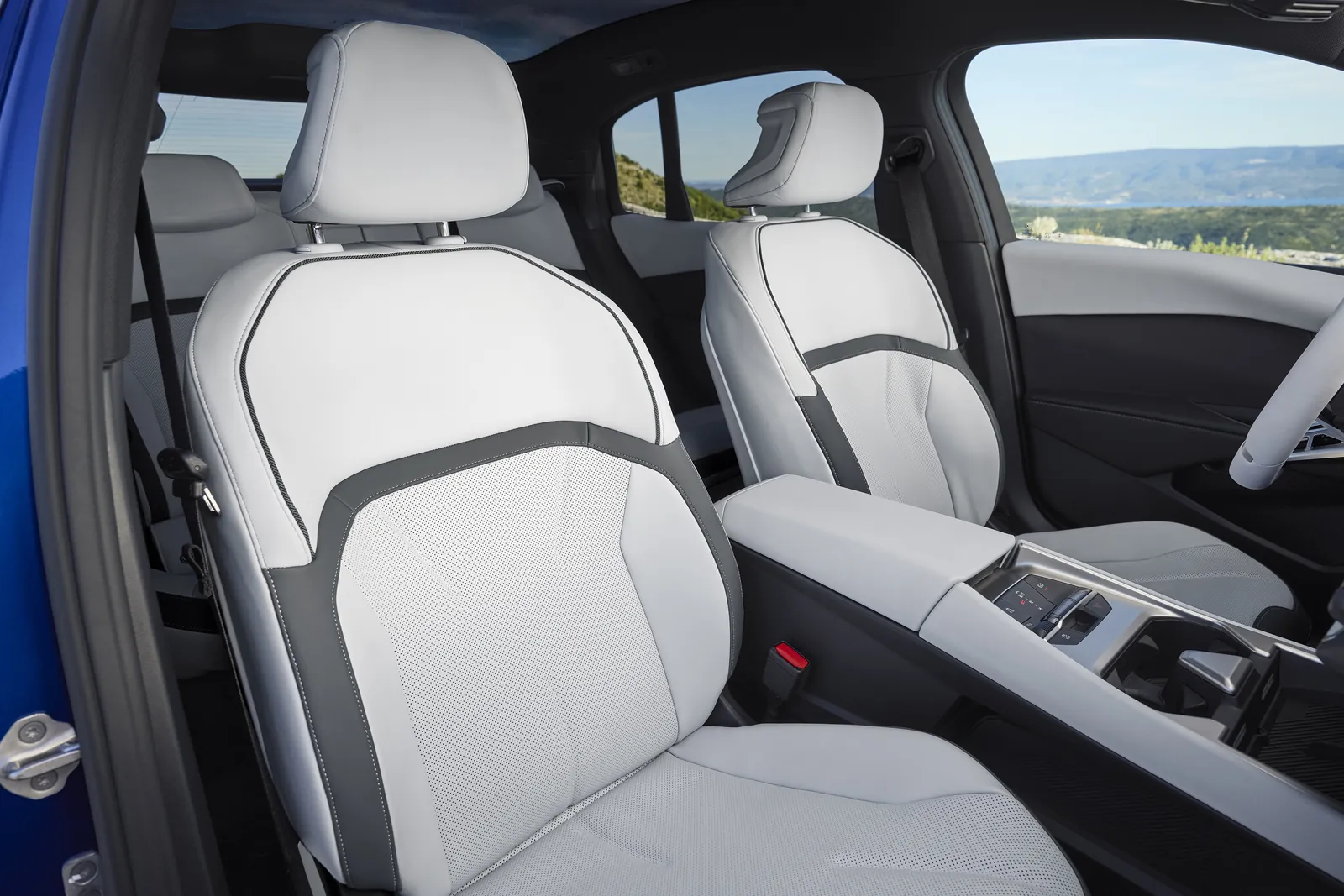 BMW i3 50 xDrive front seats in light grey upholstery