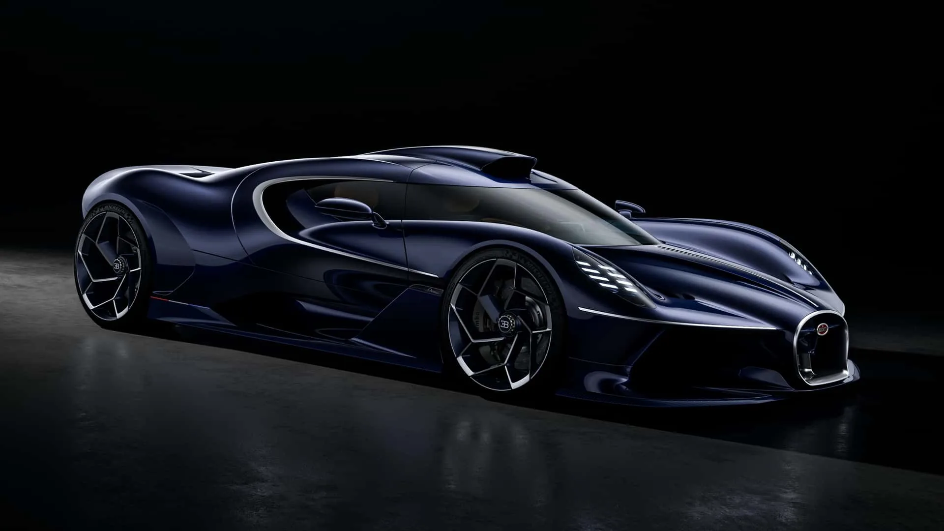 Bugatti Destrier side profile &mdash; one-metre-tall silhouette, C-shape door graphic and 20/21-inch bespoke wheels