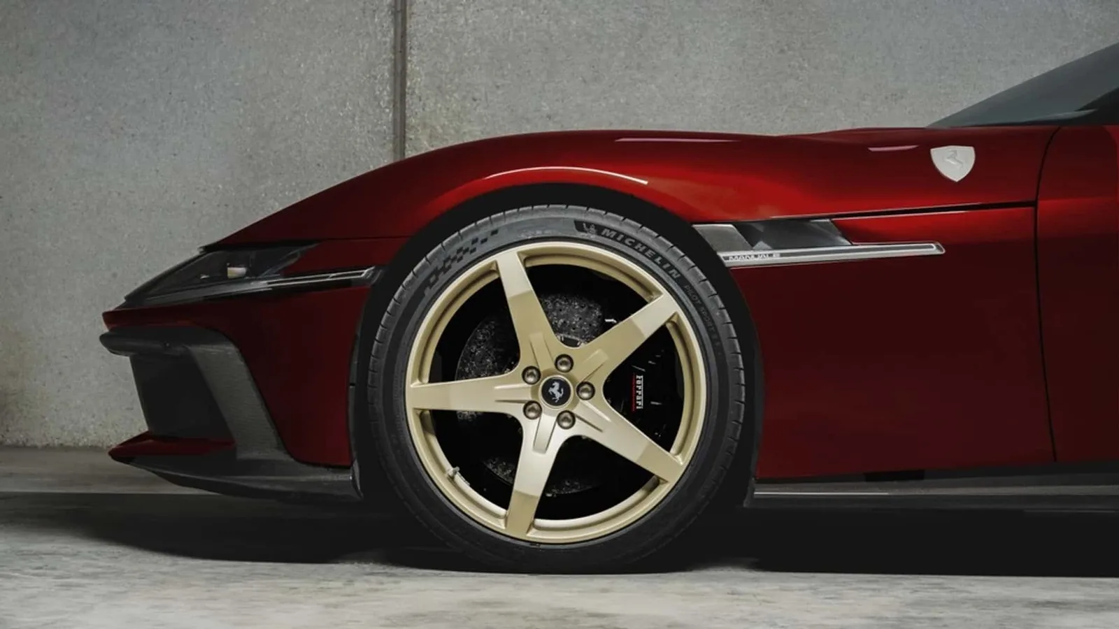 Ferrari 12Cilindri Manuale gold five-spoke wheel with Michelin tyre and red Ferrari brake caliper