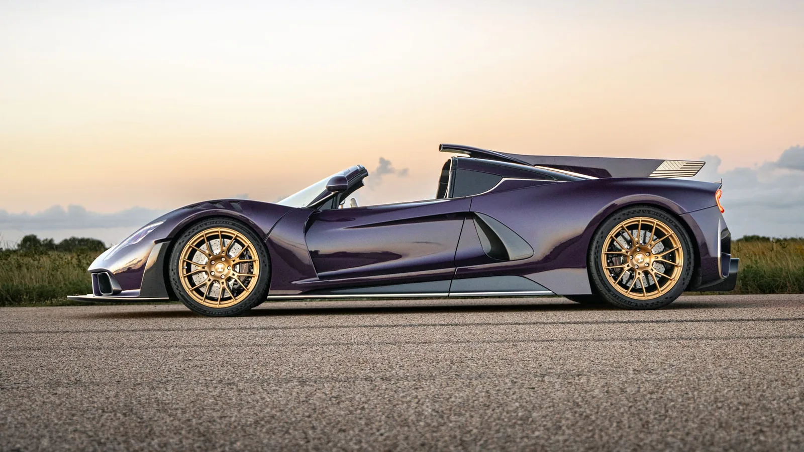 Hennessey Venom F5-M side profile — carbon fibre bodywork with 1,400 mm dorsal fin running from roof-mounted air intake to the rear deck