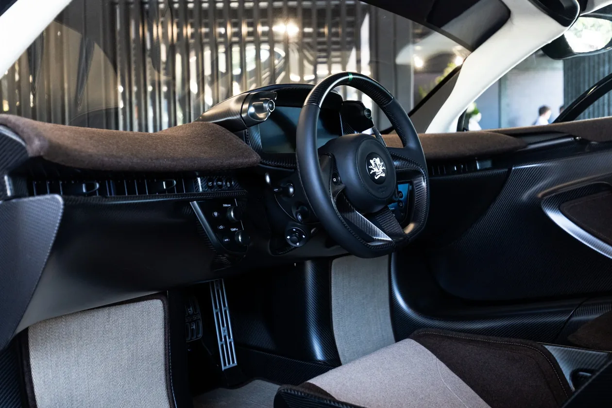 Lanzante 95-59 interior with central driving position, carbon dashboard and steering wheel