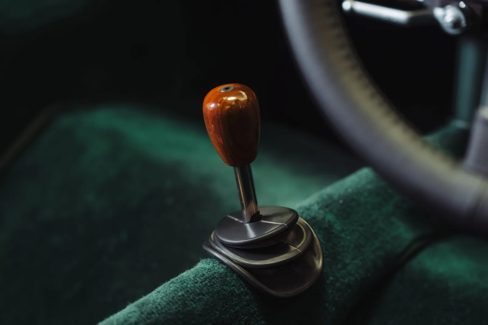 McLaren McL 6GT manual gearshifter close-up with six-speed H-pattern and 3D Speedy Kiwi at the base