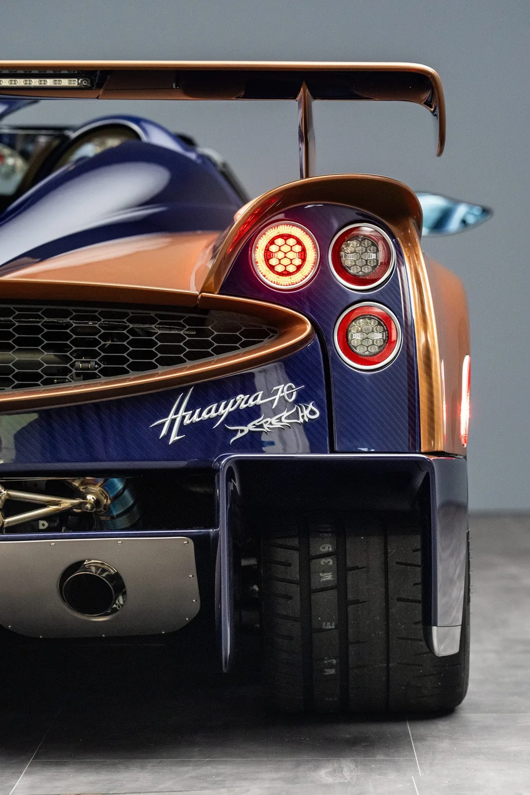 Pagani Huayra 70 Derecho exposed transverse Xtrac 7-speed manual shifter — Pearl Orange gear knob with polished mechanical linkage