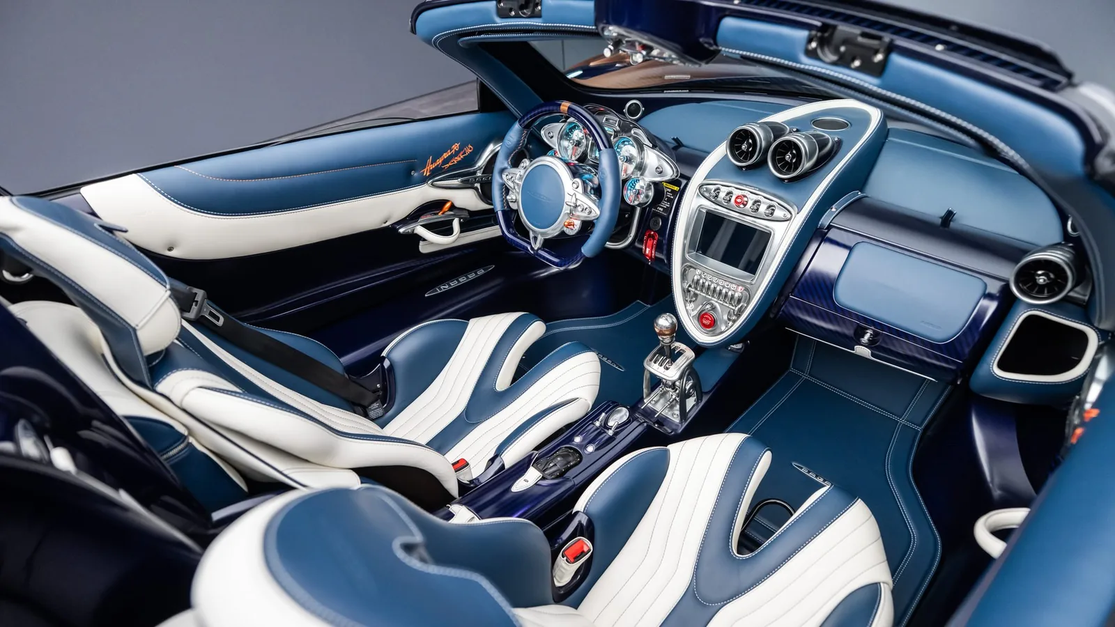 Pagani Huayra 70 Derecho side profile — two-tone Pearl Orange upper body and Inky Blue lower panels with 20-inch front and 21-inch rear titanium forged wheels