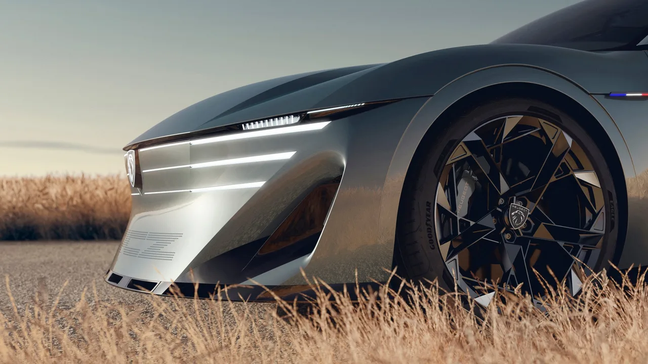 Front of the Peugeot RCZ Vision with three horizontal light claws, micro-perforated RCZ graphic and forged 21-inch wheel