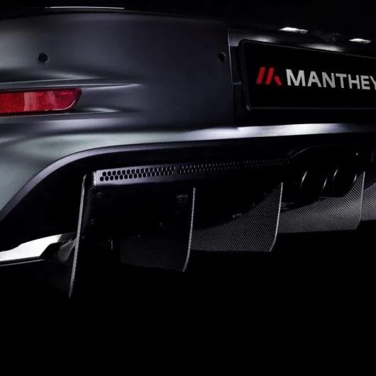 Carbon rear diffuser below a Manthey number plate