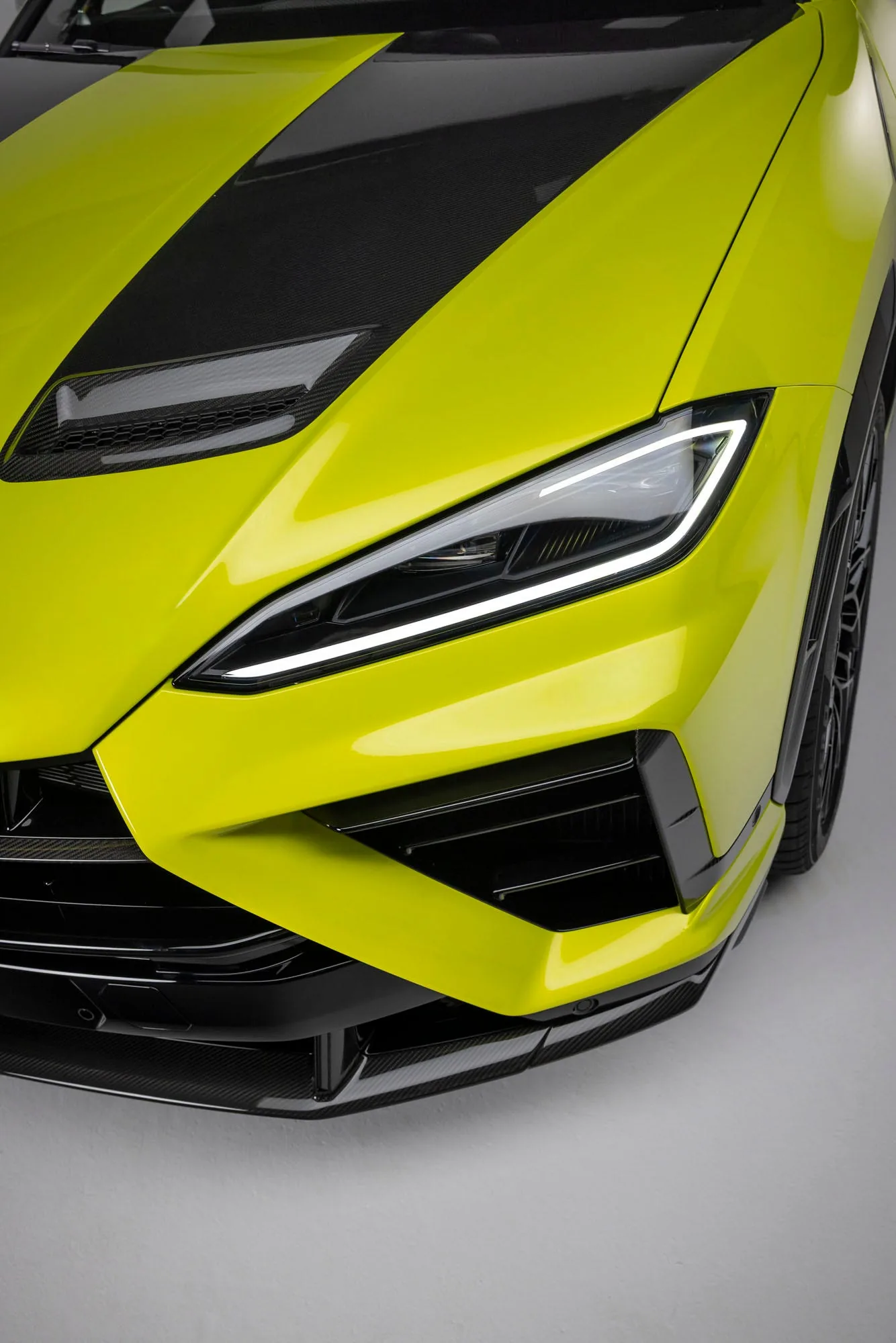 Lamborghini Urus SE Performante Y-signature LED headlight close-up