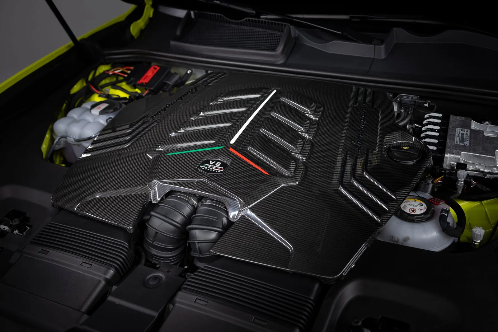 Lamborghini Urus SE Performante engine bay — 4.0L twin-turbo V8 paired with 141 kW electric motor for 812 combined hp