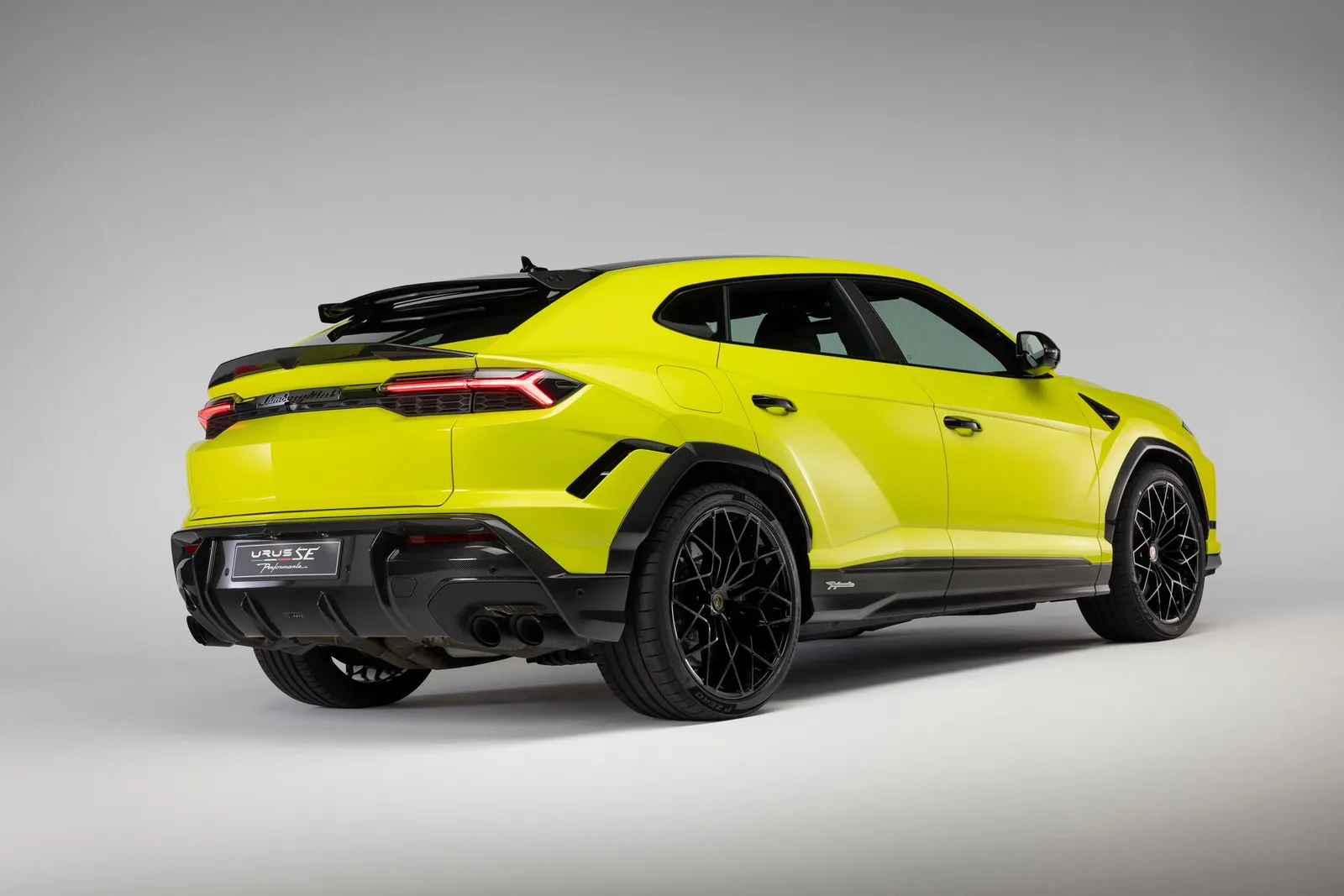 Lamborghini Urus SE Performante rear three-quarter — carbon roof, ducktail spoiler and quad Akrapovic exhaust