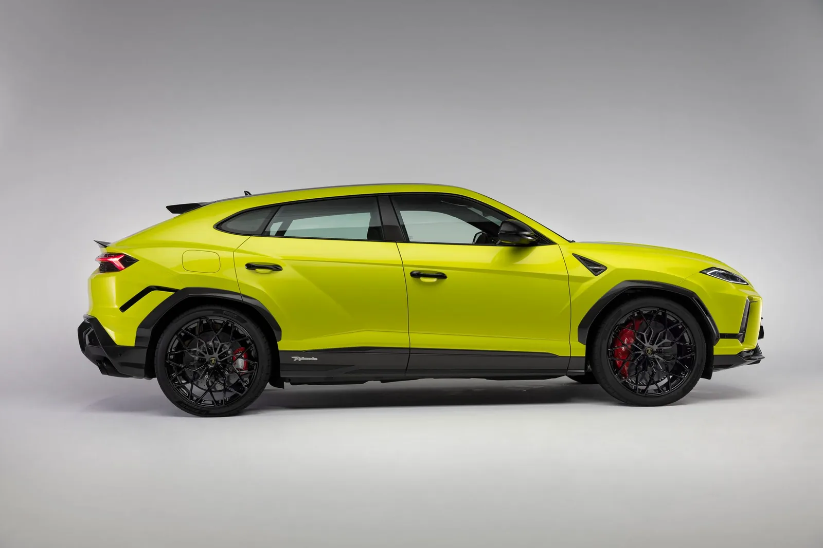 Lamborghini Urus SE Performante side profile — lowered stance with body-color roof and 22-inch forged wheels