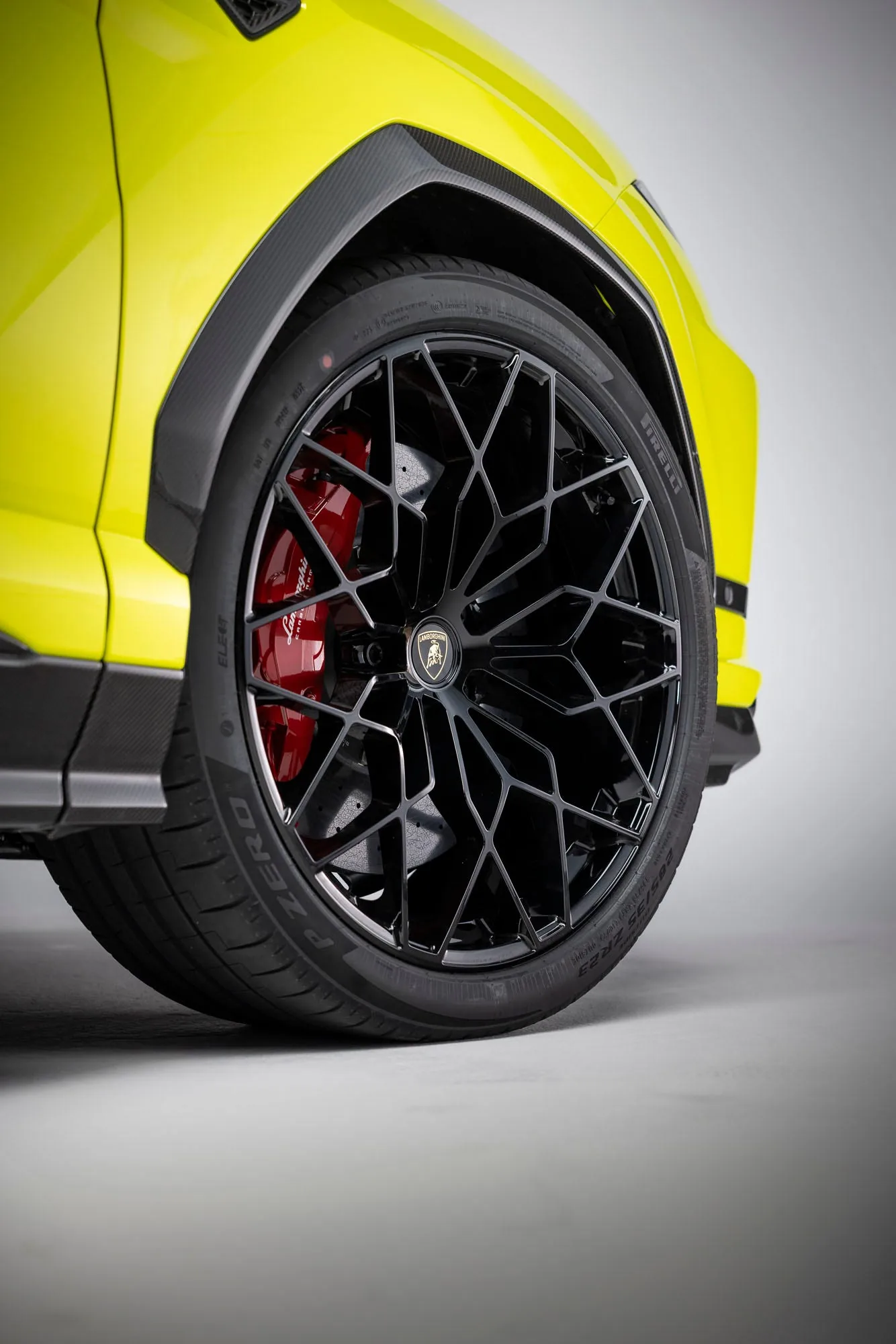 Lamborghini Urus SE Performante 22-inch forged wheel with 440 mm carbon-ceramic brake disc and red six-piston caliper
