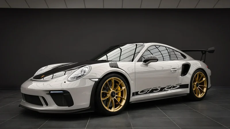 Porsche 911 GT3 RS 991.2 Weissach in chalk white with gold center-lock wheels in the Batman Garage studio