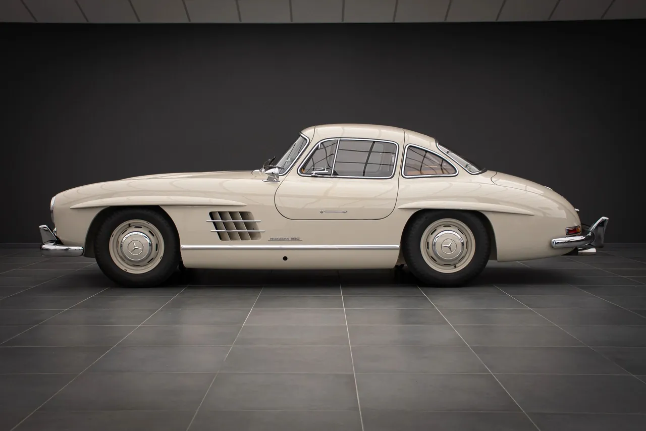 Silver Mercedes-Benz 300 SL Gullwing side profile in a dark studio, 4K desktop wallpaper